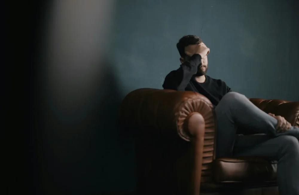 hombre cansado en sillon