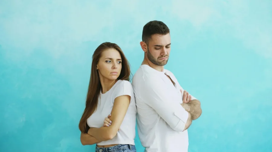 pareja de espaldas, tensión