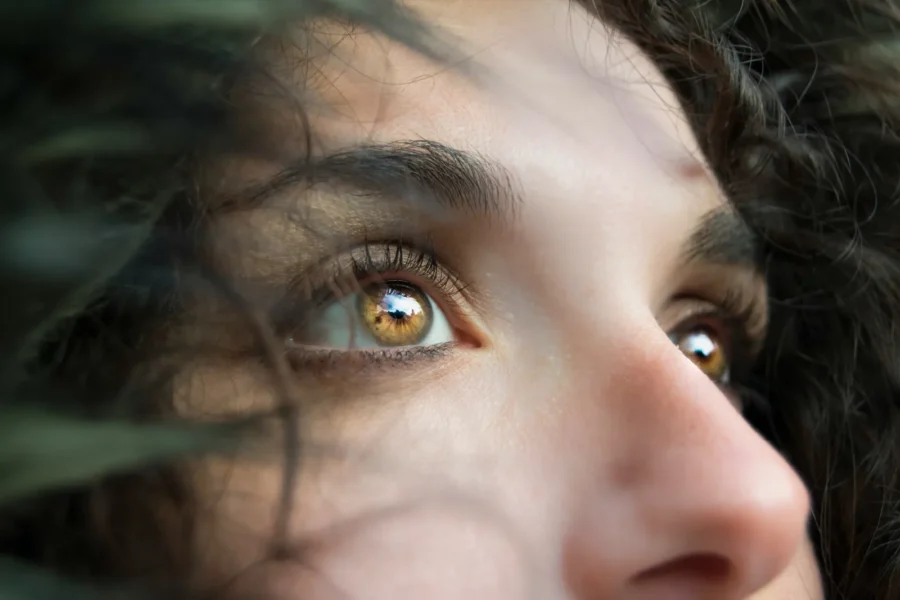 Persona pensativa junto a una ventana con luz natural