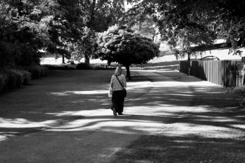 Persona caminando por un parque, símbolo de recuperación
